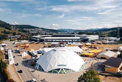 Am Eidgenössischen Schwing- und Älplerfest 2022 in Pratteln war der von Häring AG entworfene und gebaute Gabentempel eines der Highlights.